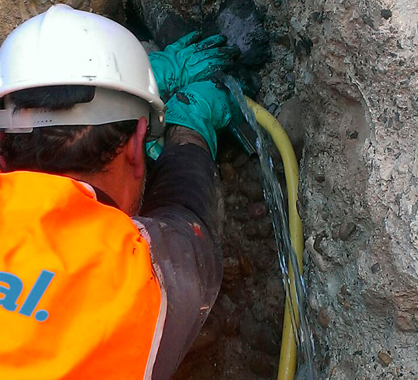 Técnico de Aplyseal obturando pilote